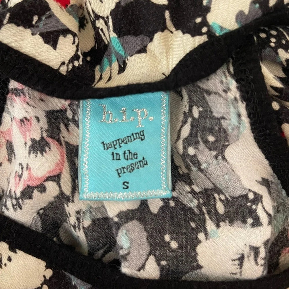 Women’s H.I.P. racerback tank top black with big begonia flowers Small - Picture 3 of 4